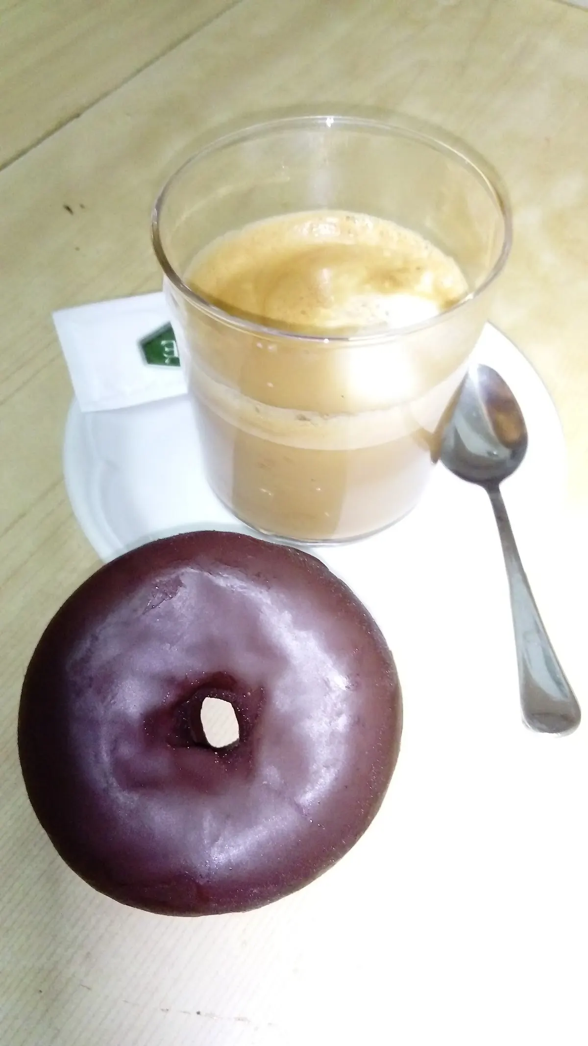 Café y bollo de chocolate servidos en Bar Udalaitz