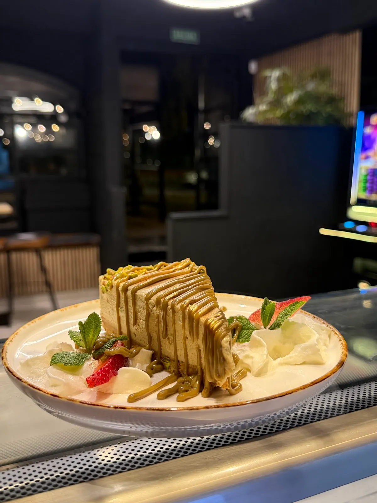 Postre servido en Bar Urbasa, acompañado de fruta y crema.