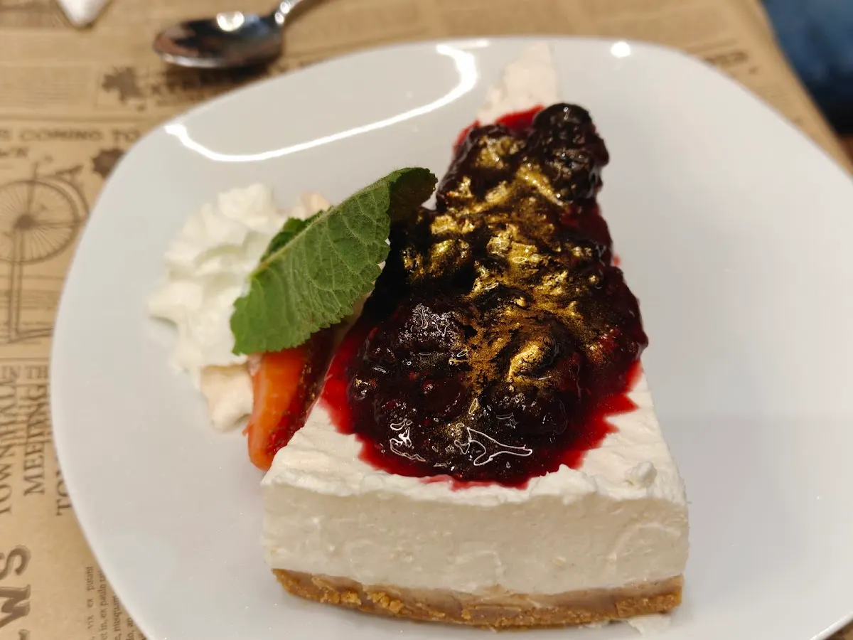 Porción de tarta con frutos rojos servida en Bar Urbasa.