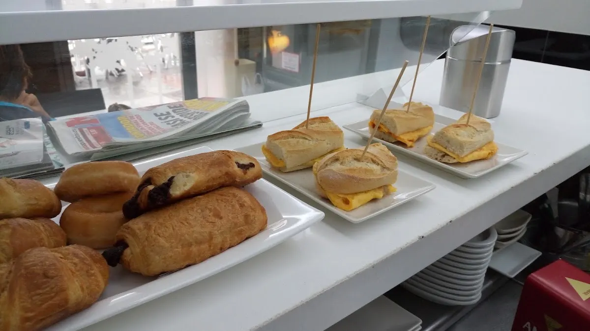 Vitrina con bollería y pintxos en el Bar V. Pino.