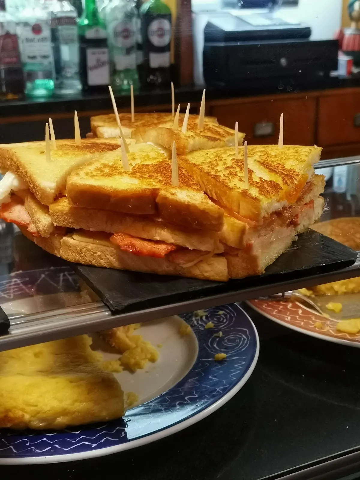 Sándwiches tostados preparados para compartir en Bar Vancouver