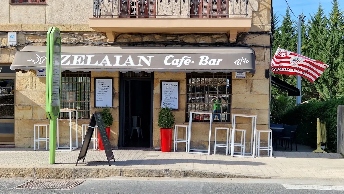 Exterior del Bar Zelaian con terraza y mesas en la acera