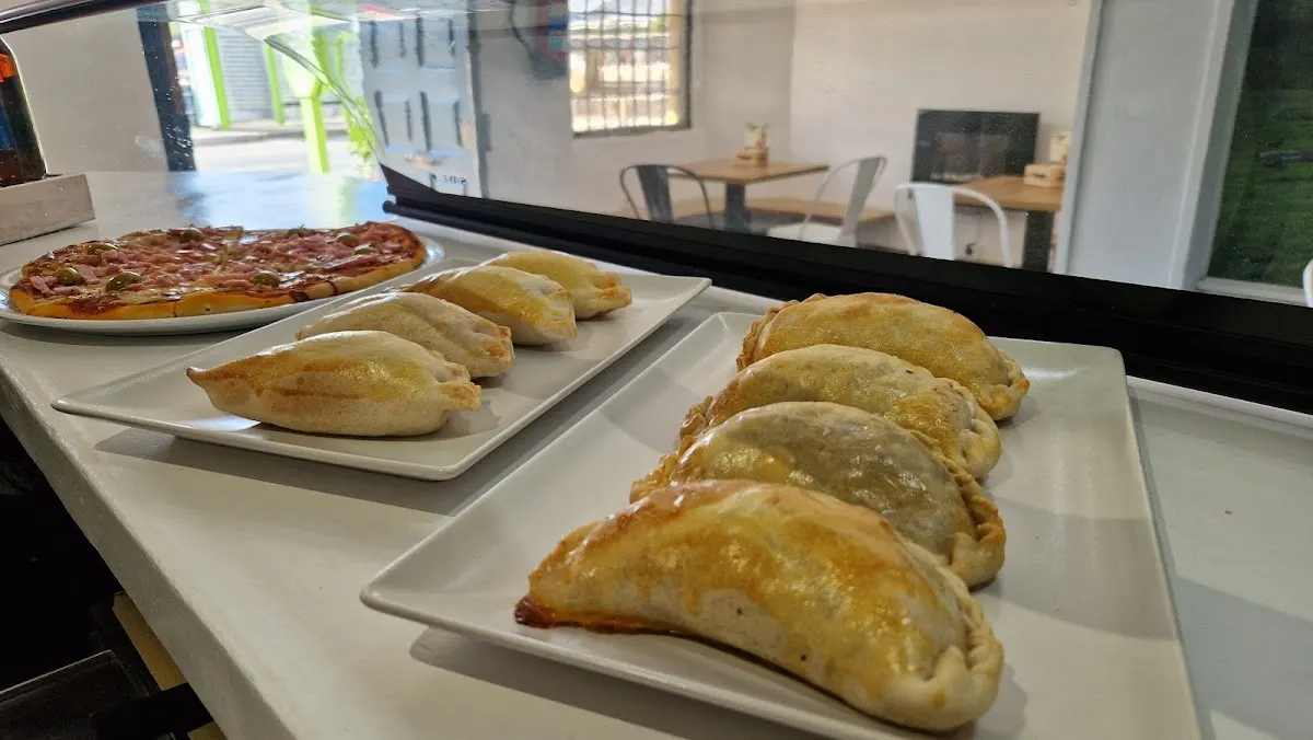 Empanadas y pizza servidas en platos en el Bar Zelaian