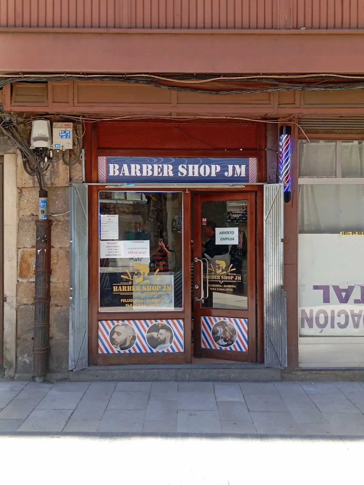 Fachada de BARBER SHOP JM en una calle de Durango