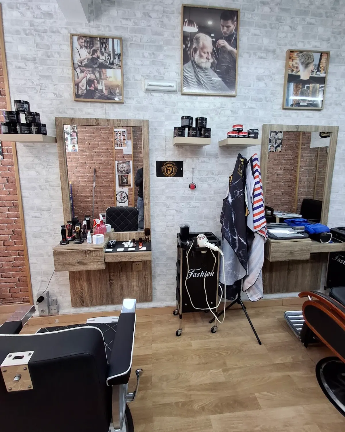 Puestos de corte y espejos en el interior de Barbería Bader.
