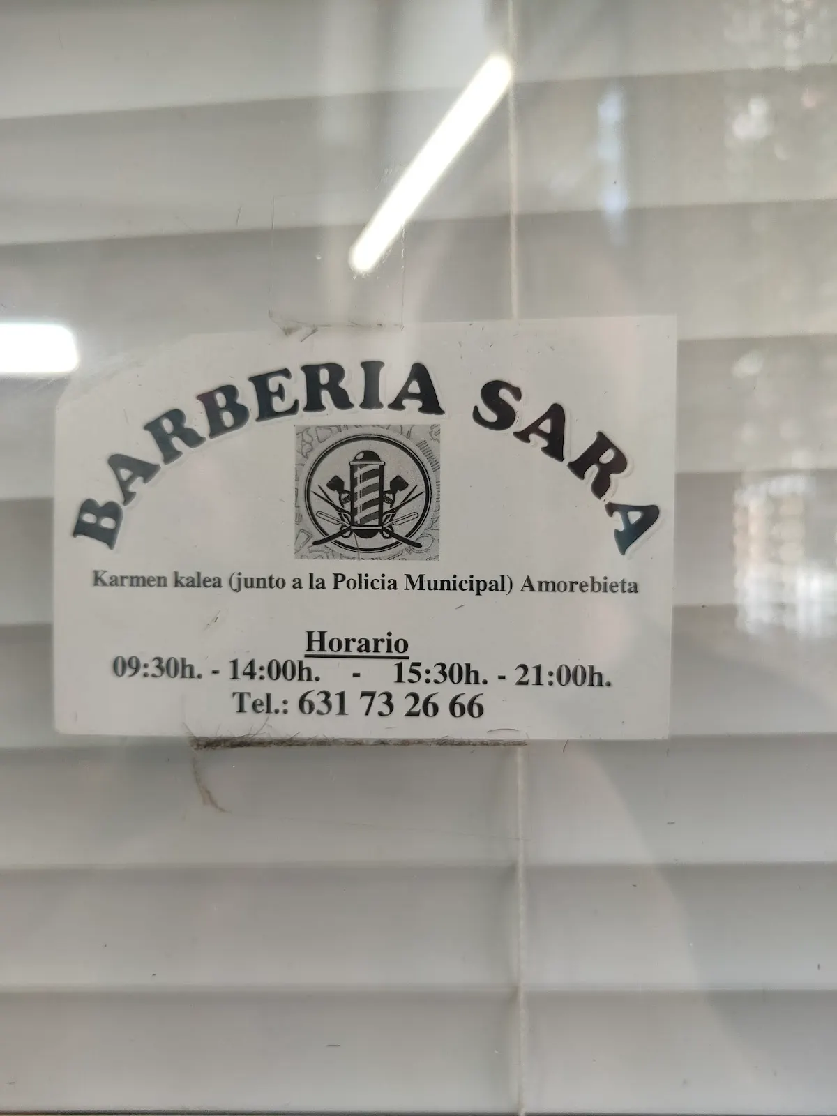 Cartel de Barbería Sara con el horario de apertura