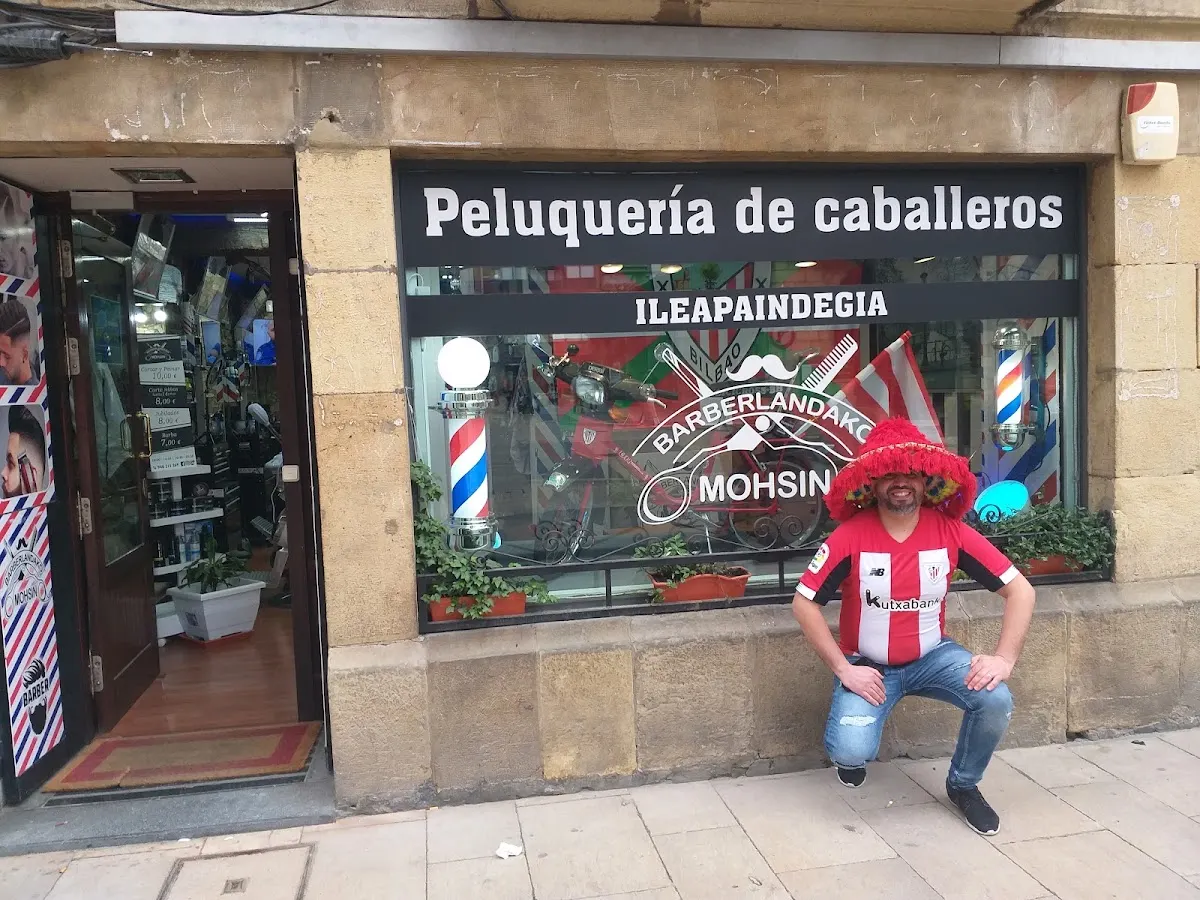 Fachada de Barberlandako Mohsin Andra Mari, peluquería de caballeros en Durango.