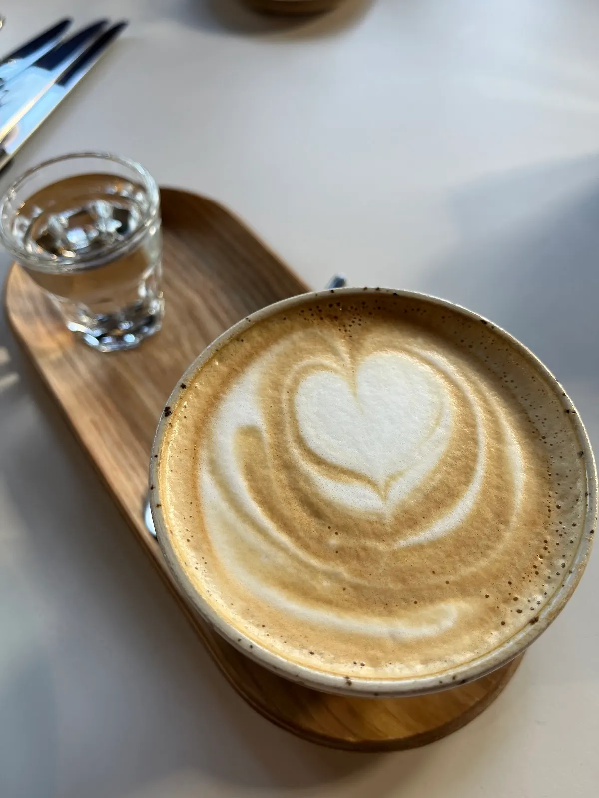 Taza de café con latte art en BBS Café