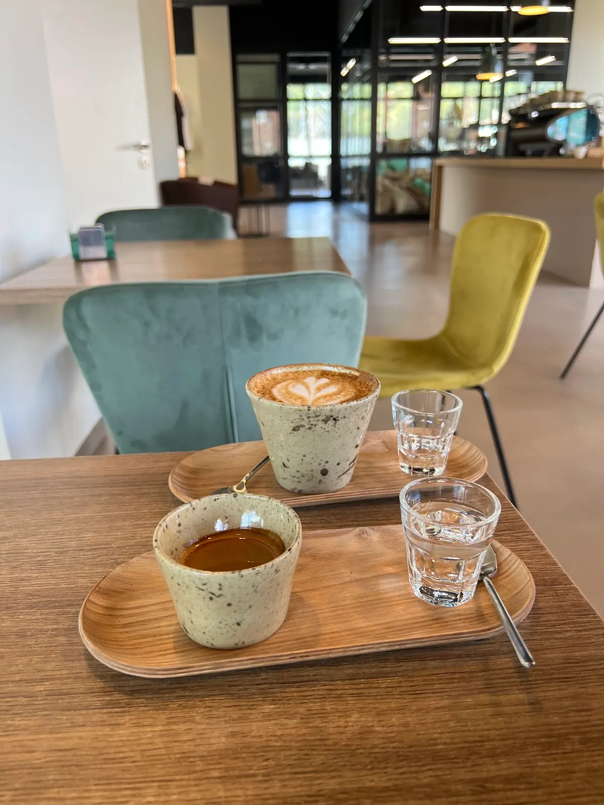 Café y té en una mesa del interior de BBS Café