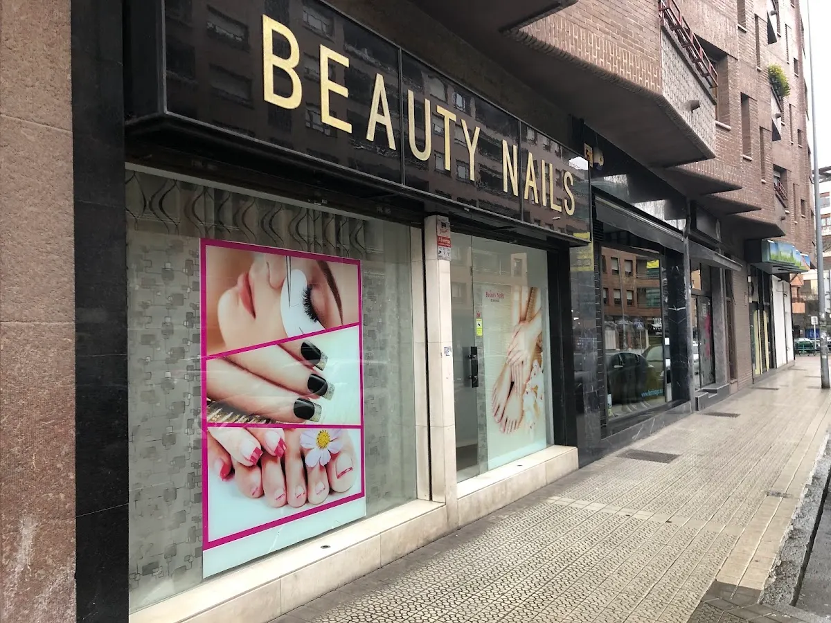 Fachada del salón Beauty Nails en una calle de Durango.