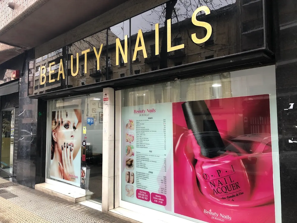 Escaparate de Beauty Nails con imágenes de manicuras y productos para uñas.