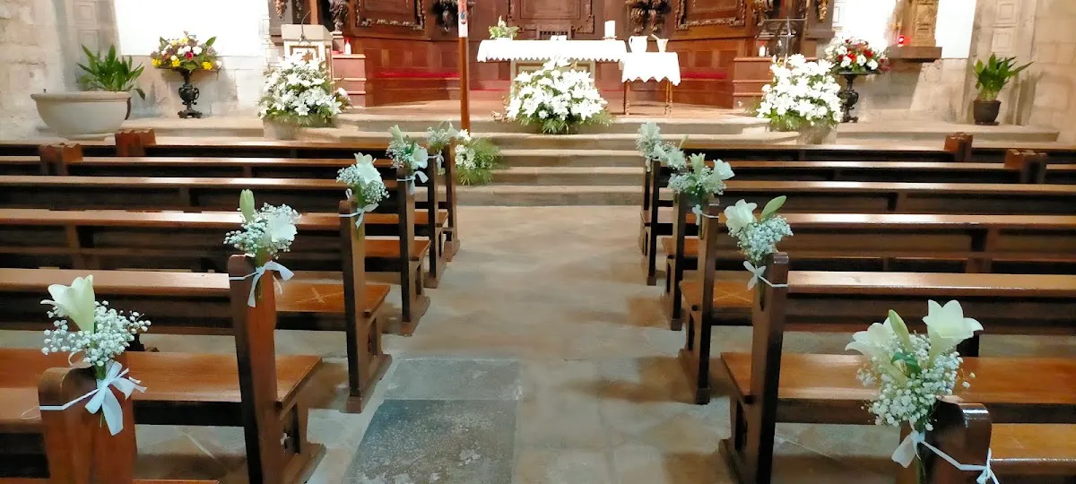 Decoración floral de Bekoa Floristería en el pasillo de una iglesia.