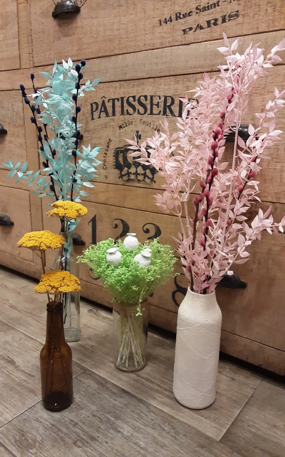 Pequeños arreglos florales de Bekoa Floristería en distintos jarrones.
