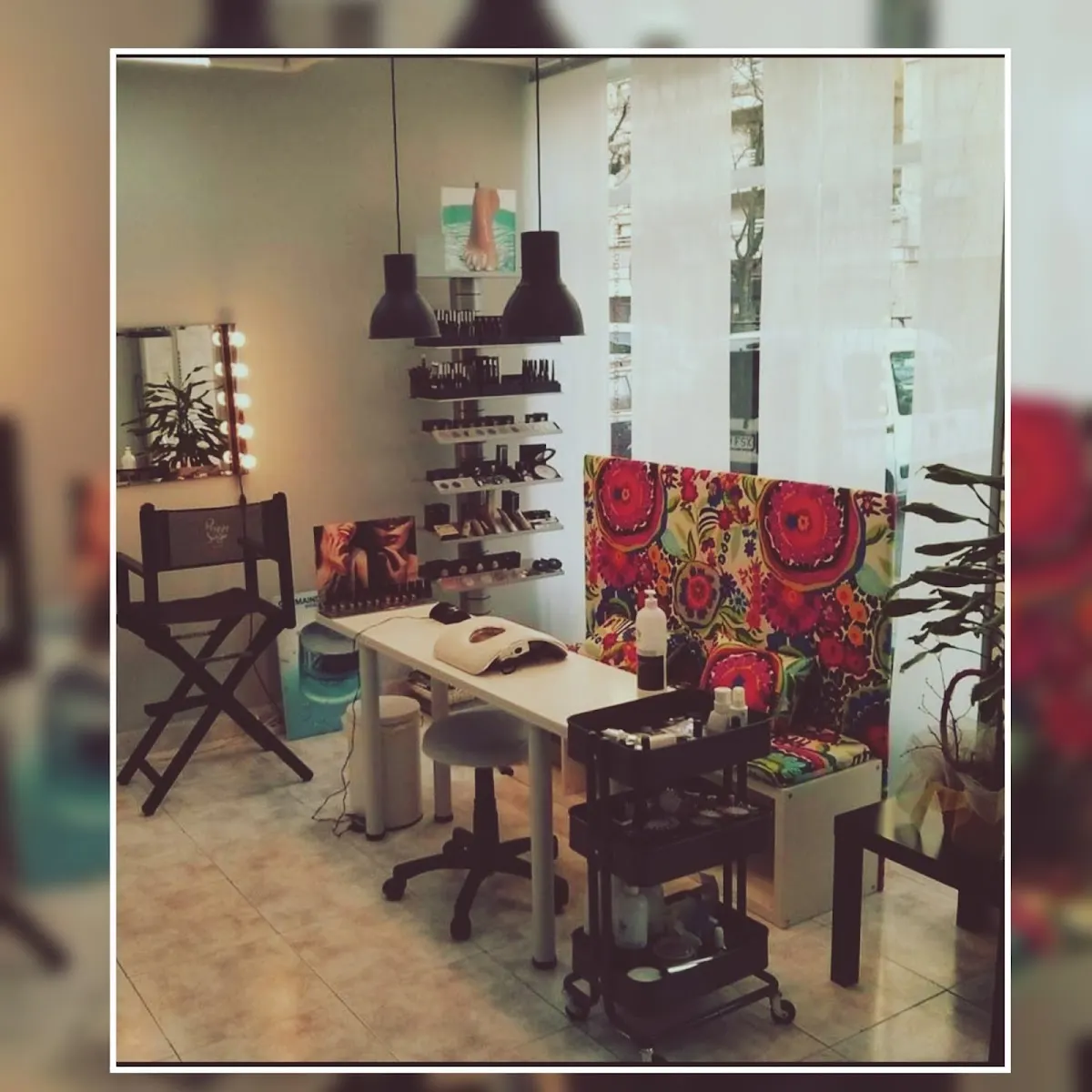 Interior de Bellissima Centro de Estética, con puestos de trabajo, productos y mobiliario.