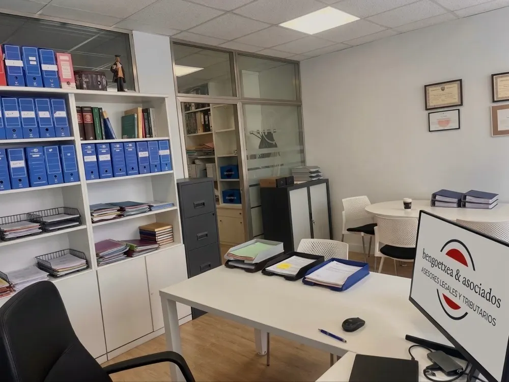 Zona de trabajo y archivadores del despacho Bengoetxea & Asociados