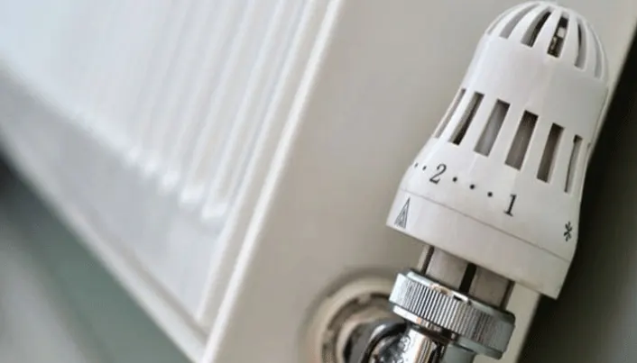 Detalle de una válvula termostática en un radiador.