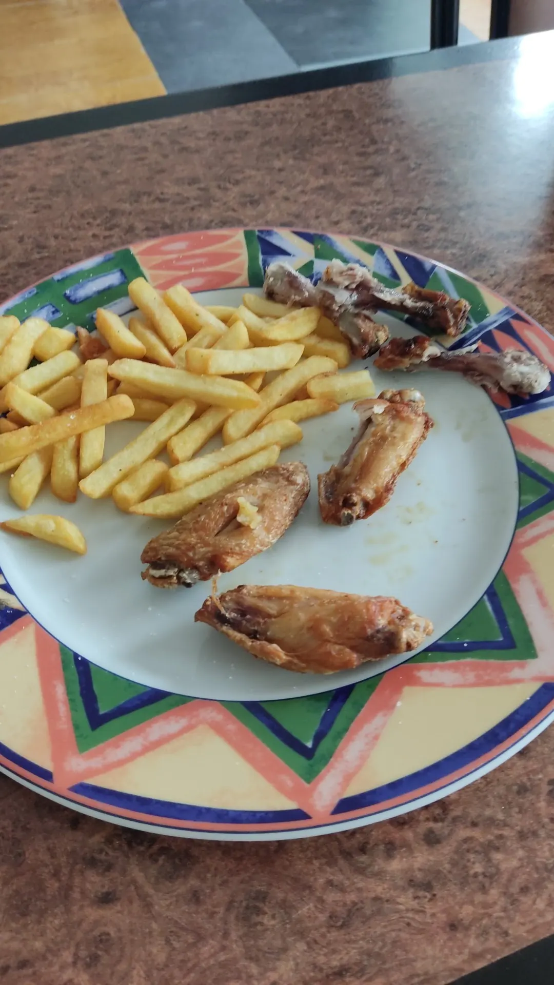 Pollo con patatas fritas servido en Berrizko Pizza y Kebab kaif