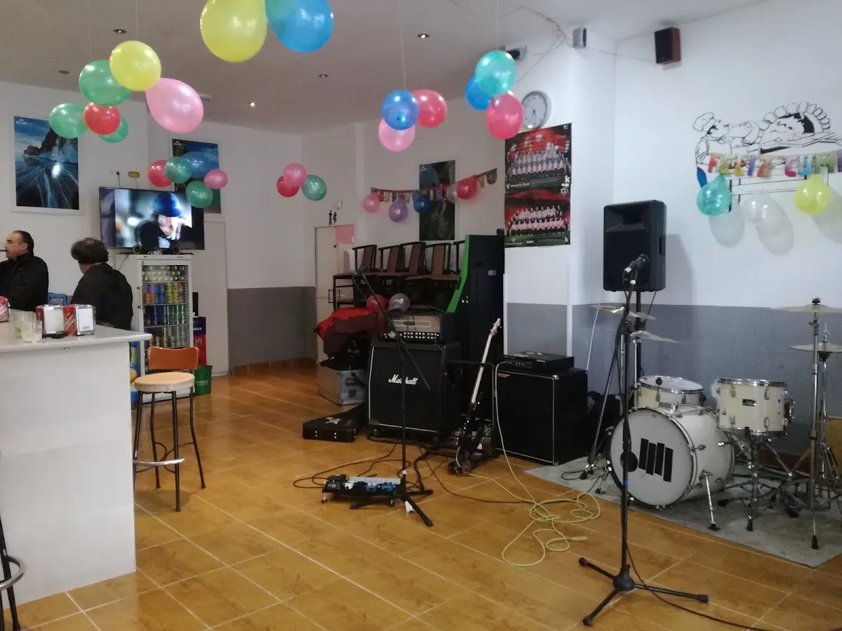 Interior de Berrizko Pizza y Kebab kaif con mesas y equipo musical