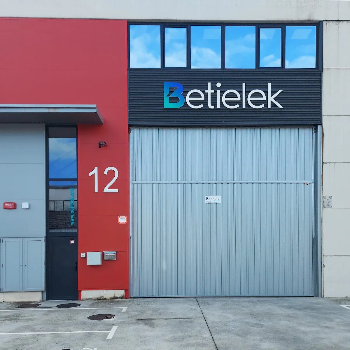 Entrada de las instalaciones de Betielek en Iurreta, con el número 12 en la fachada.