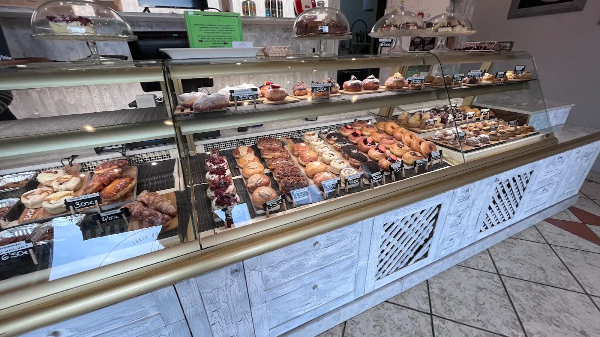 Mostrador de BG by Cristina Garsua con una selección de pasteles y bollería