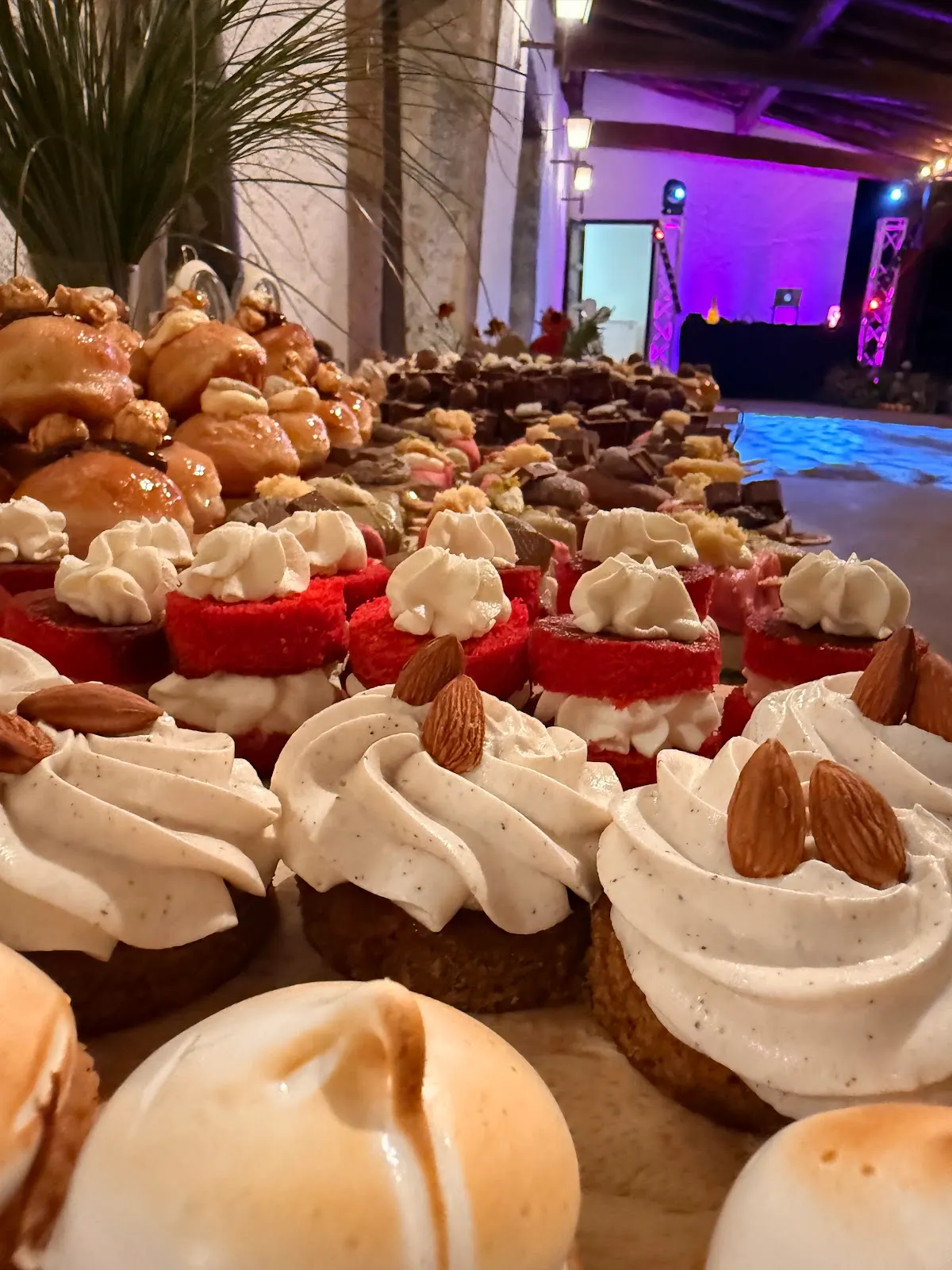 Selección de pasteles decorados con crema y frutos secos