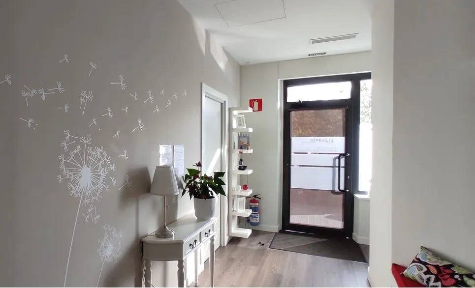 Recepción de Bidegain Psikologoak, con una sala de espera luminosa y decorada con motivos florales.