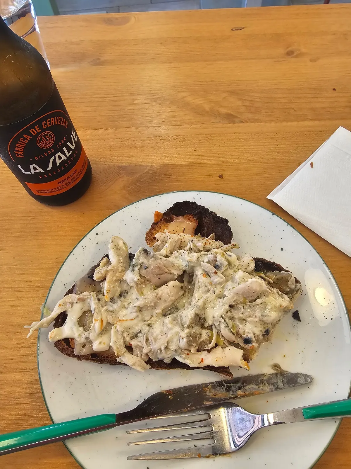 Tostada con pollo y otros ingredientes servida en BIKOTE.