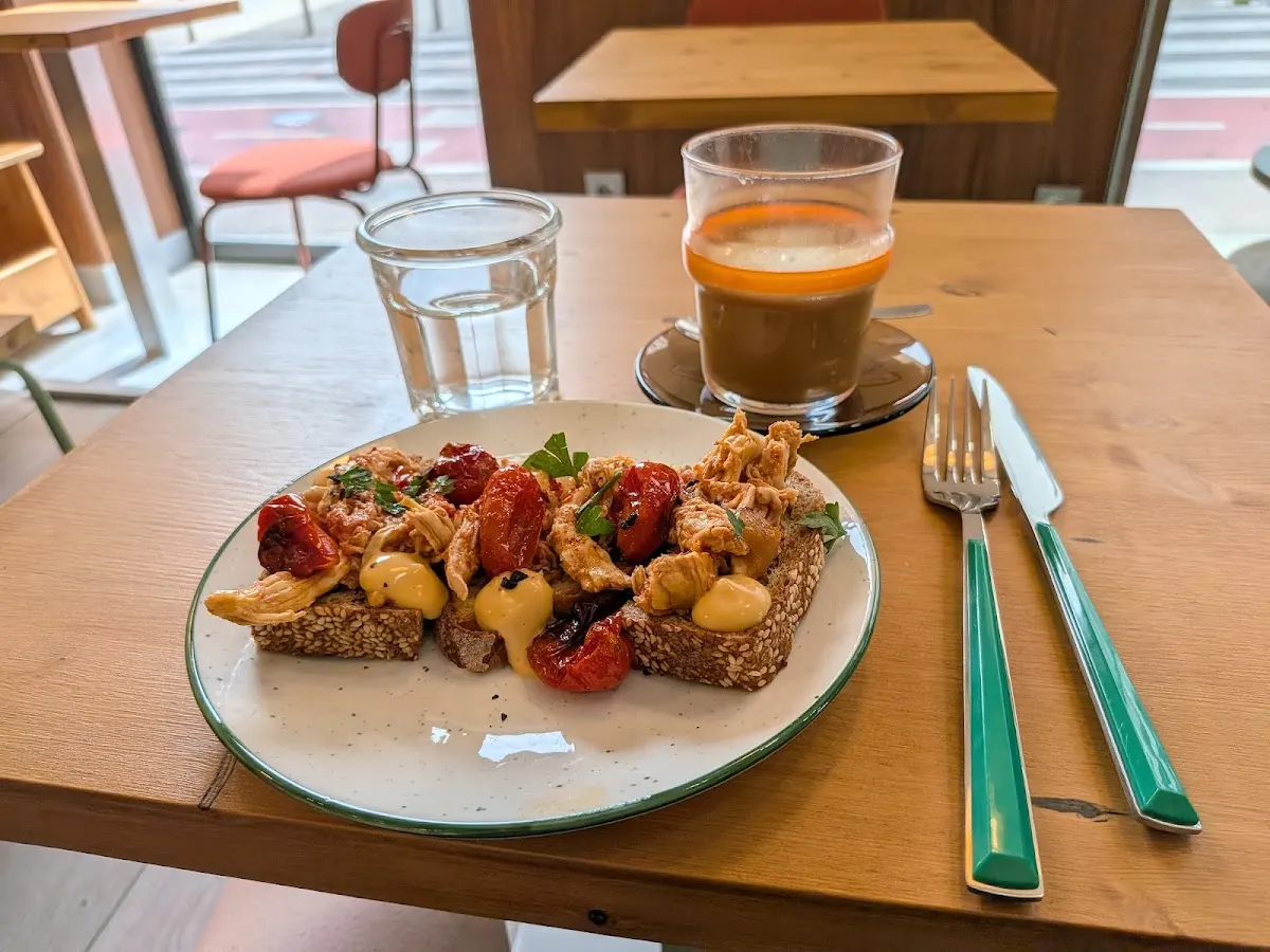 Tostadas con tomates y café servidos en una mesa de BIKOTE.