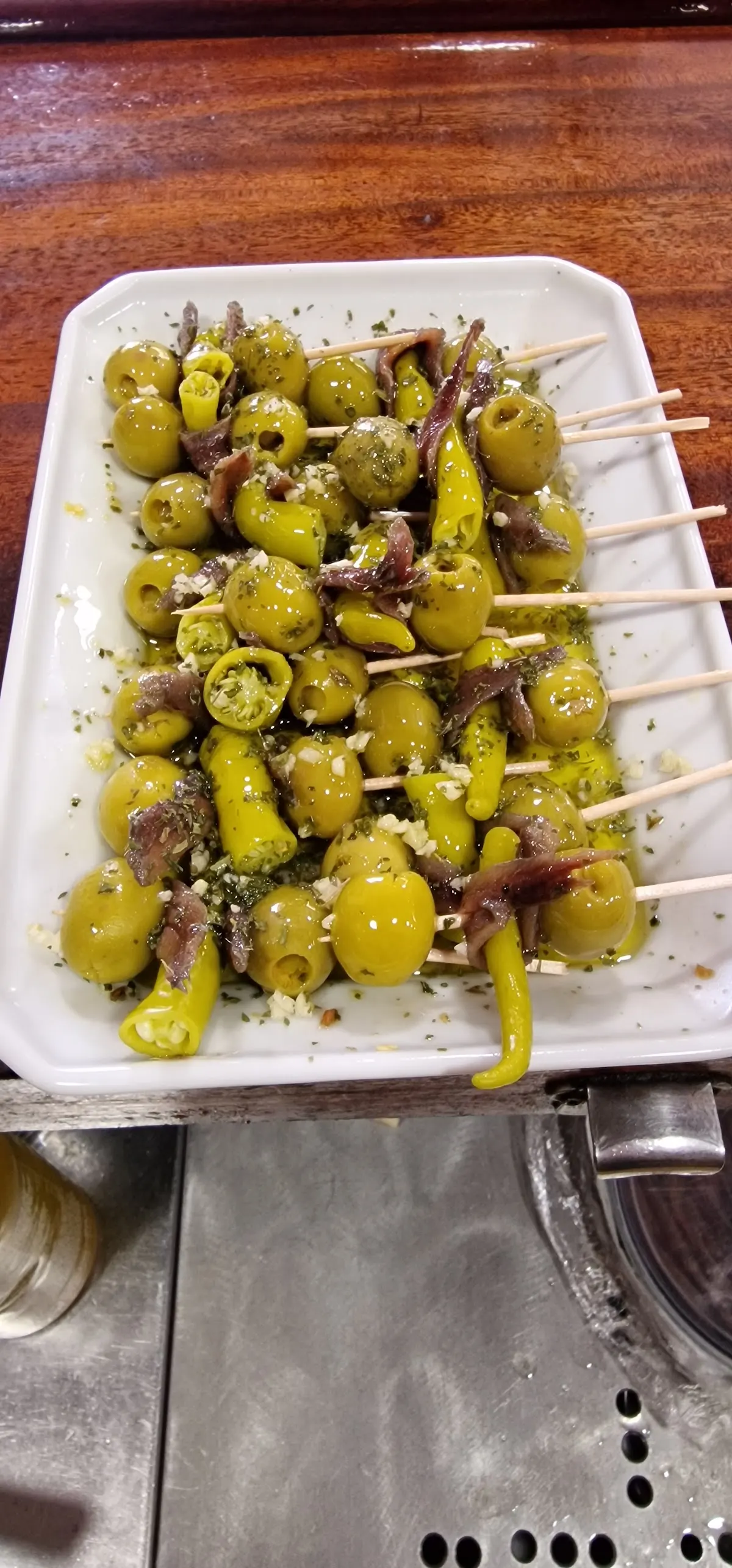 Ración de aceitunas, guindillas y anchoas en Bodegón Landako