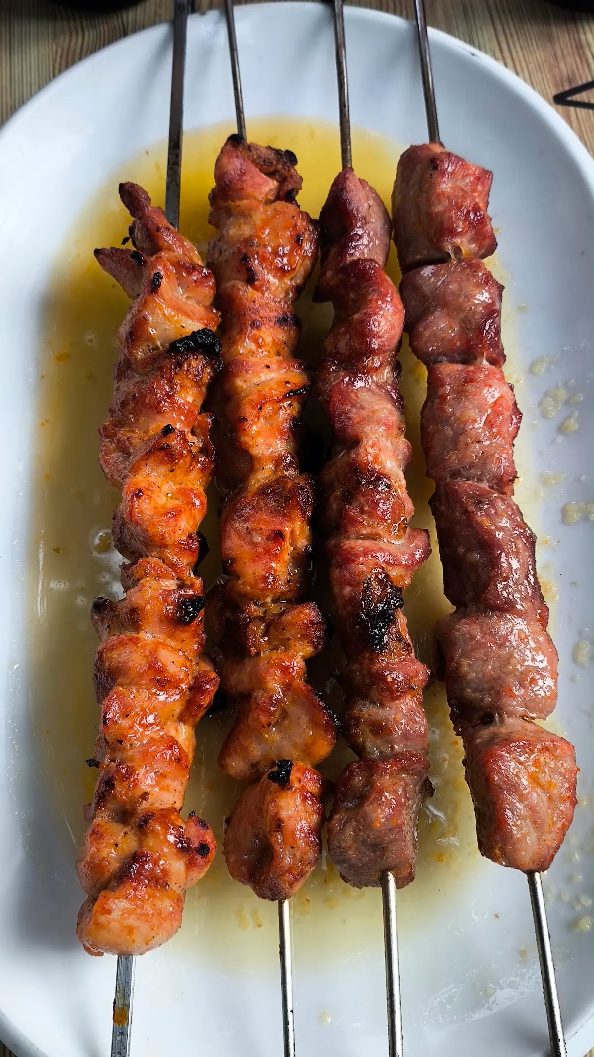 Brochetas de carne a la brasa de Bodegón Landako