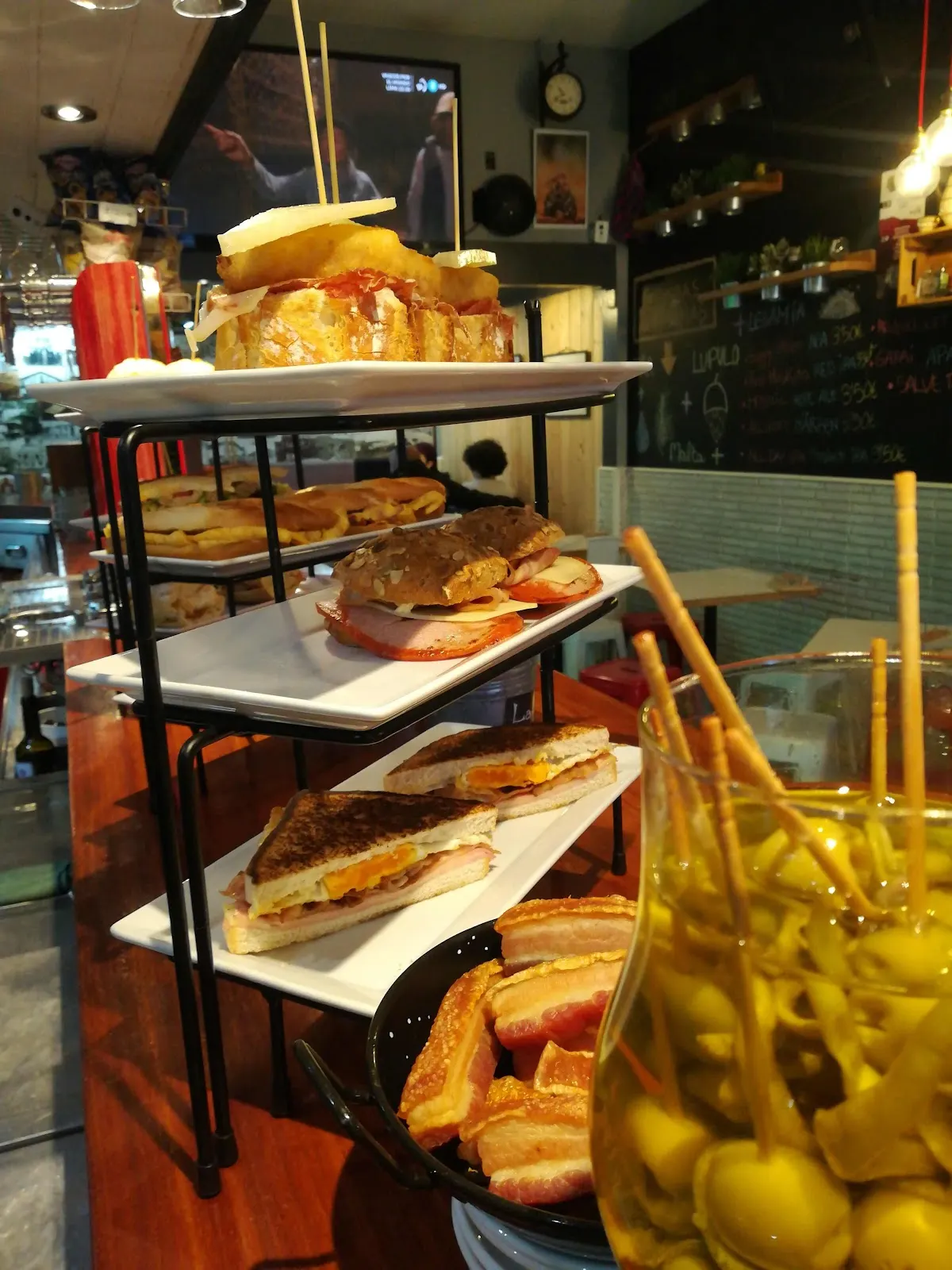 Vitrina de Bodeguilla Iurreta con bocadillos, pintxos y banderillas.