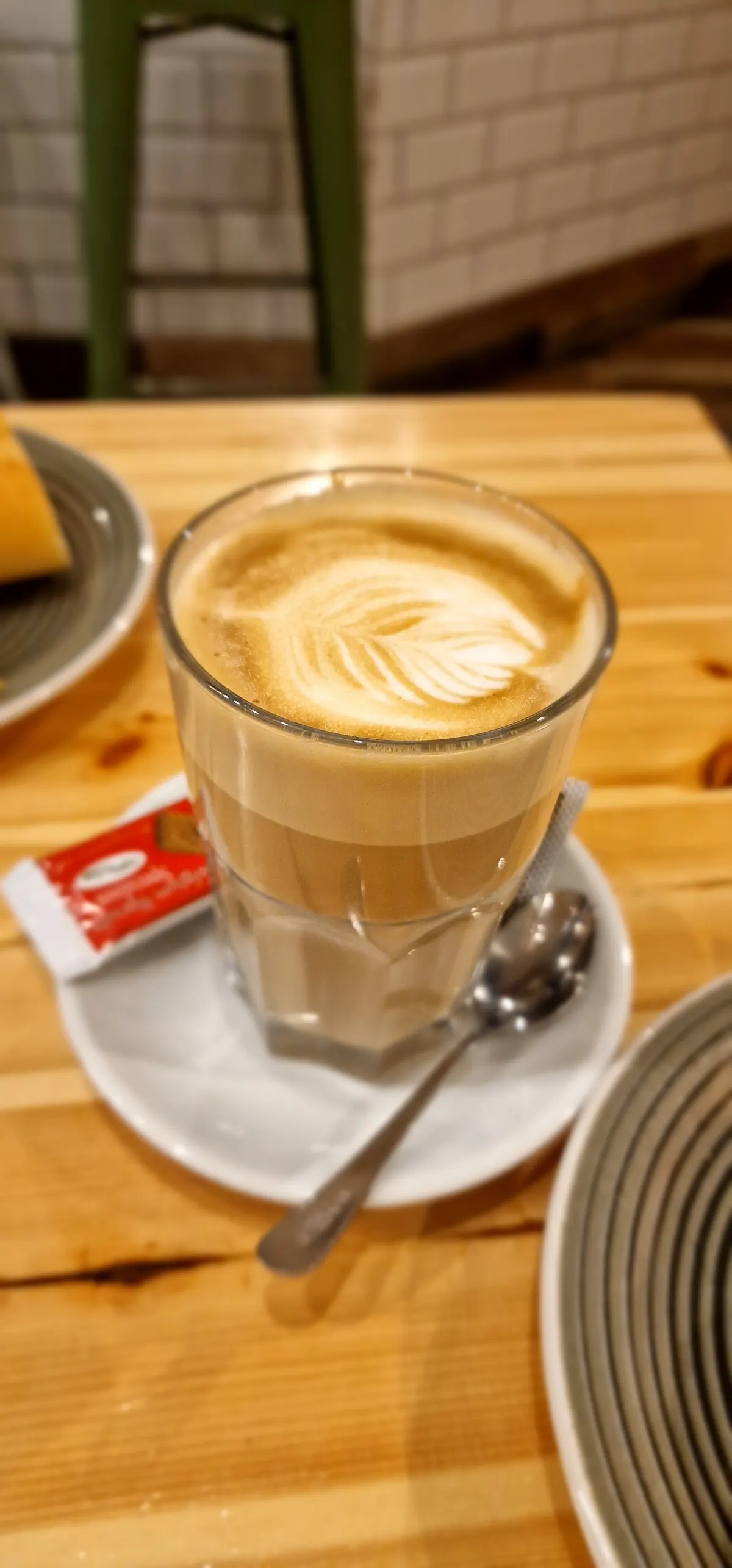 Café servido en una mesa de Bodeguilla Iurreta.