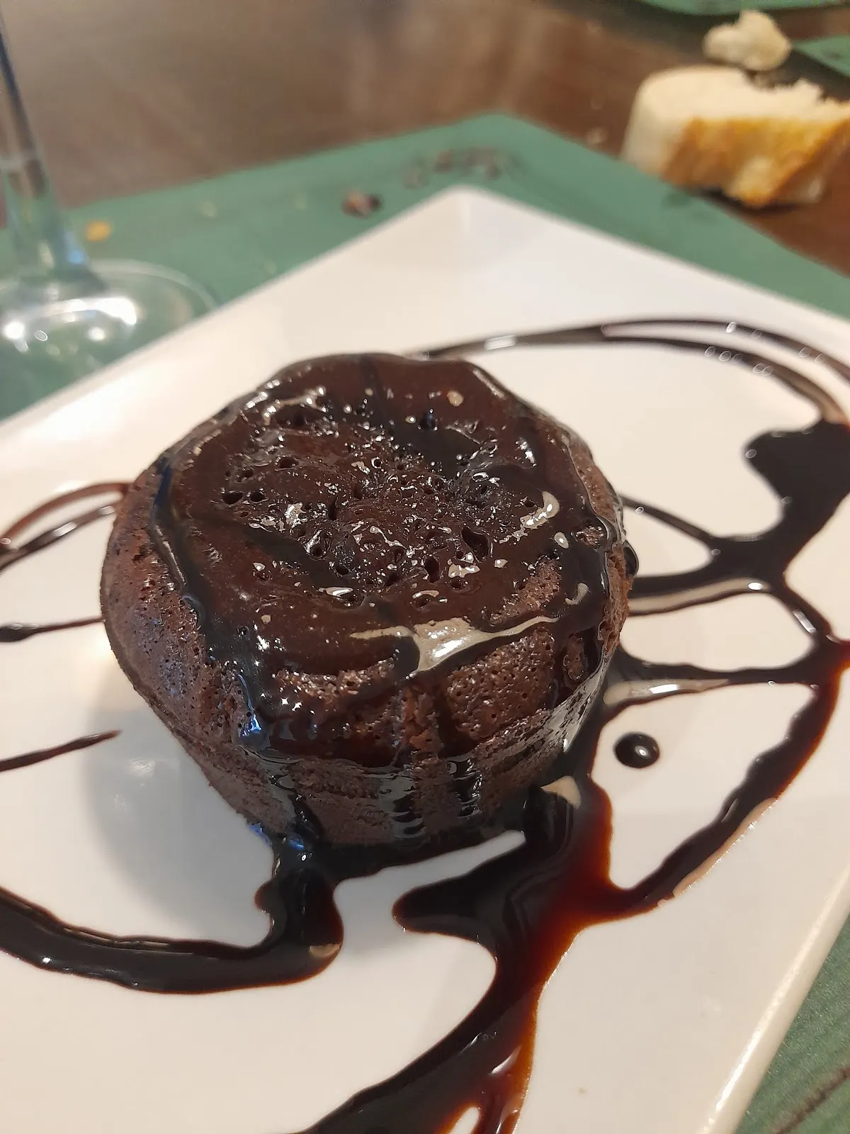Postre de chocolate servido en plato blanco en Bodeguilla Urko