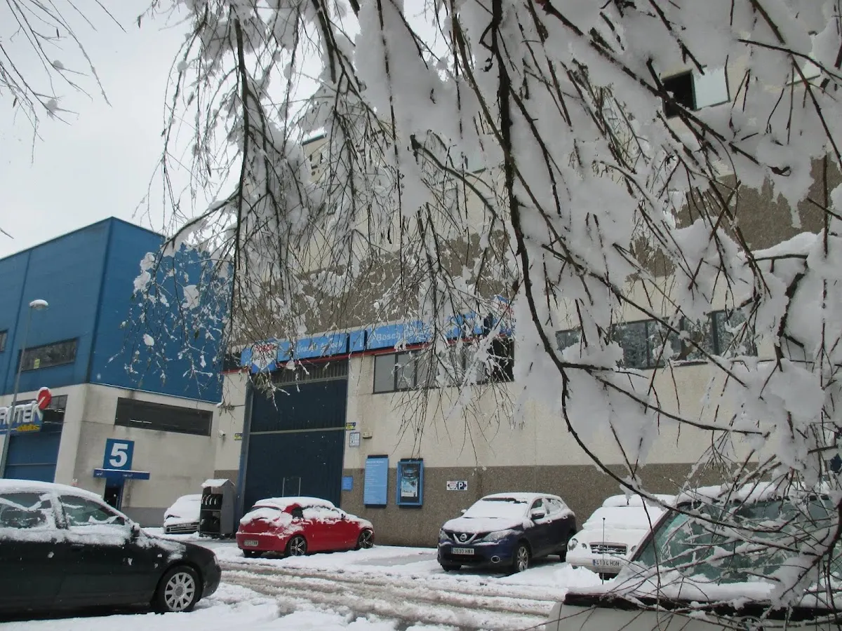 Taller Bosch Car Service - Uranga Autoak en Mallabia, con nieve acumulada en el exterior.
