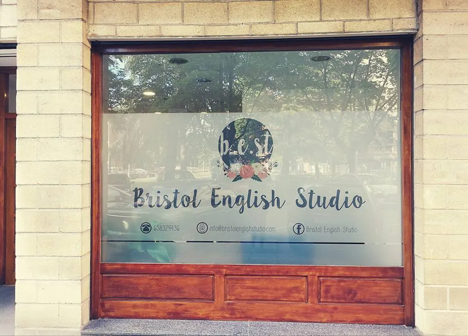 Fachada de Bristol English Studio en Durango, con el rótulo visible en el escaparate.