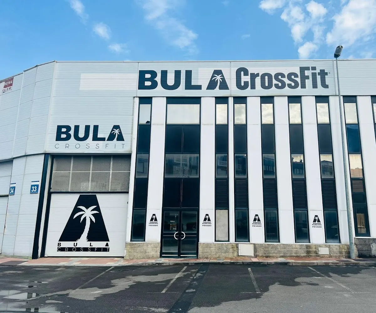 Exterior de BULA CrossFit con el acceso al centro