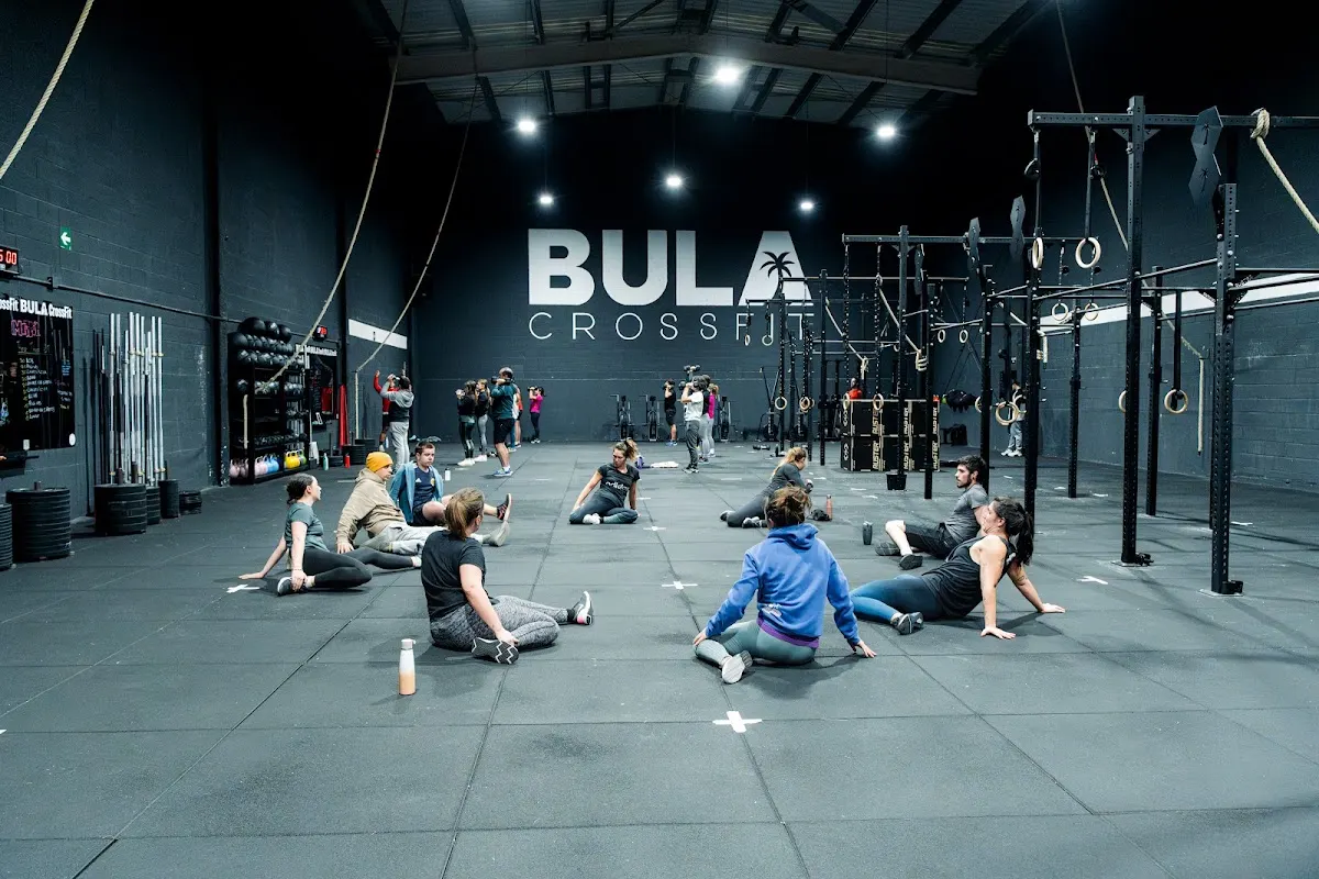 Personas entrenando en el interior de BULA CrossFit
