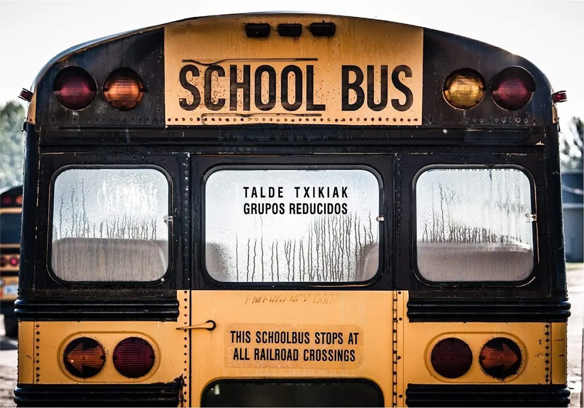 Autobús escolar con el rótulo «School Bus».