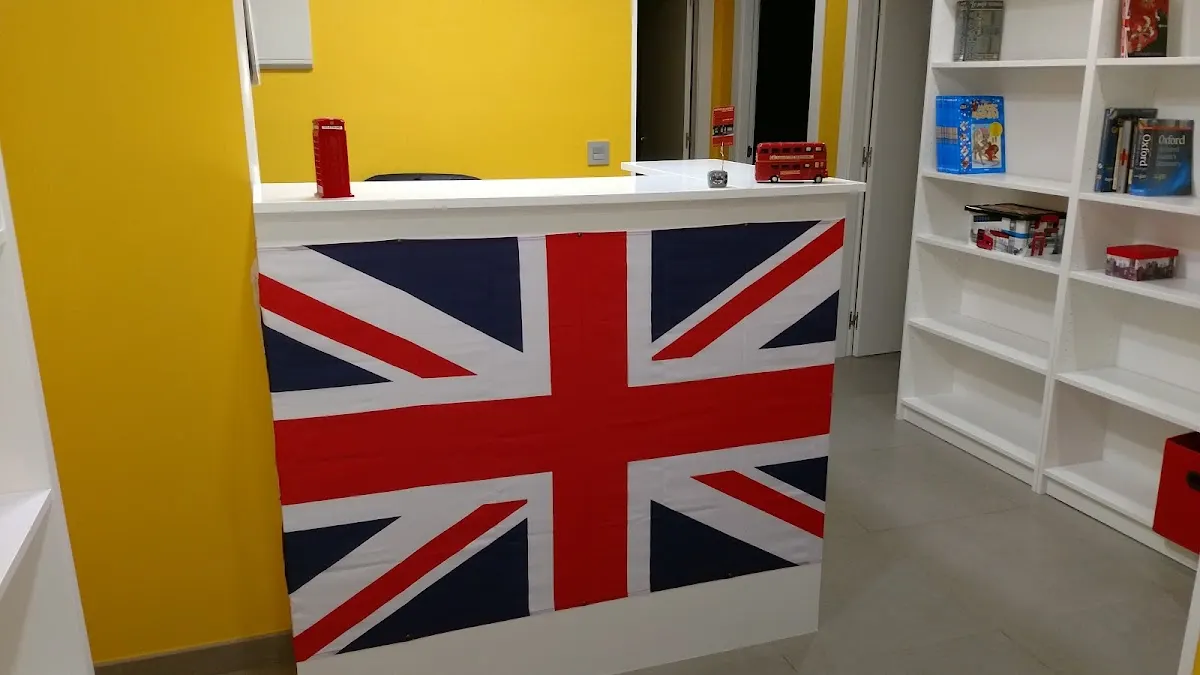 Mostrador de recepción de Bvrns Academy decorado con la bandera británica.