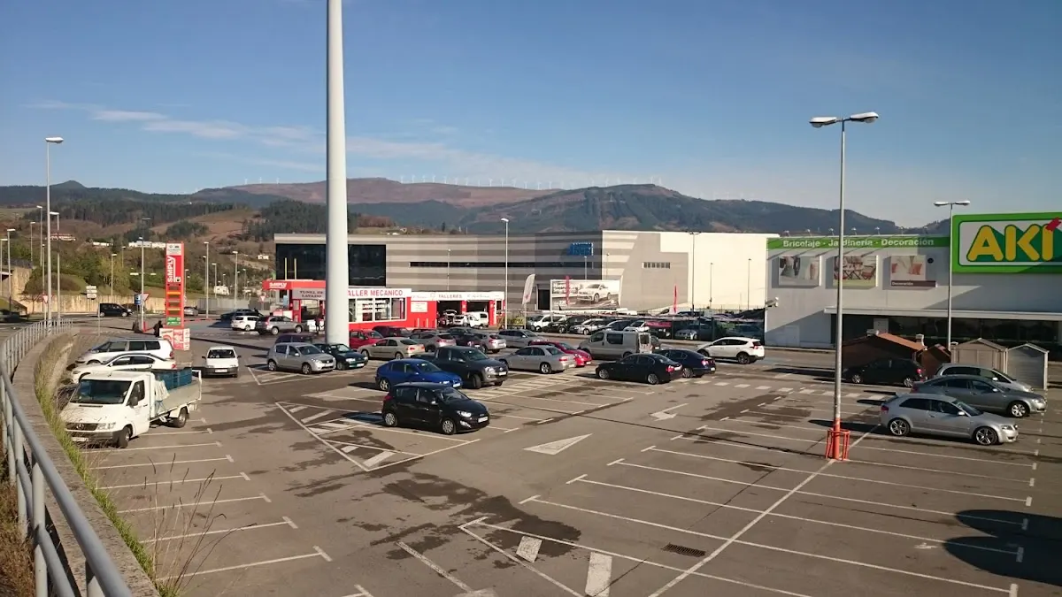 Vista del aparcamiento y los establecimientos del recinto comercial donde se encuentra C&G Design, en Durango.