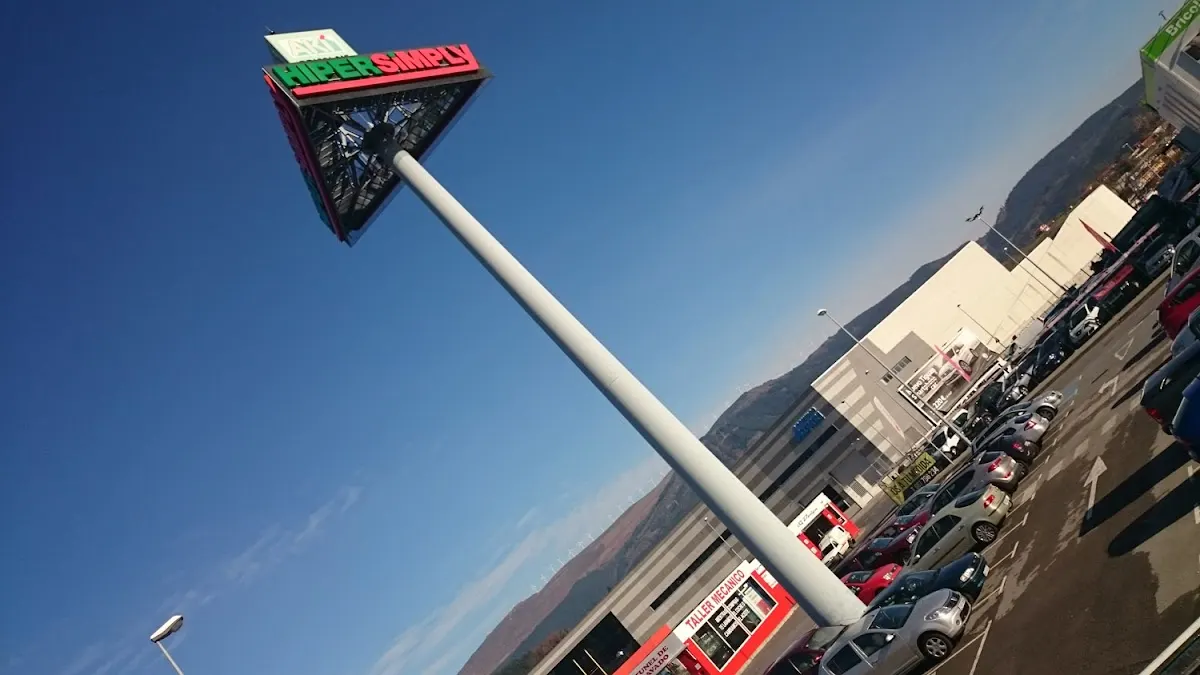 Rótulo del recinto comercial junto a la zona de aparcamiento de C&G Design, en Durango.