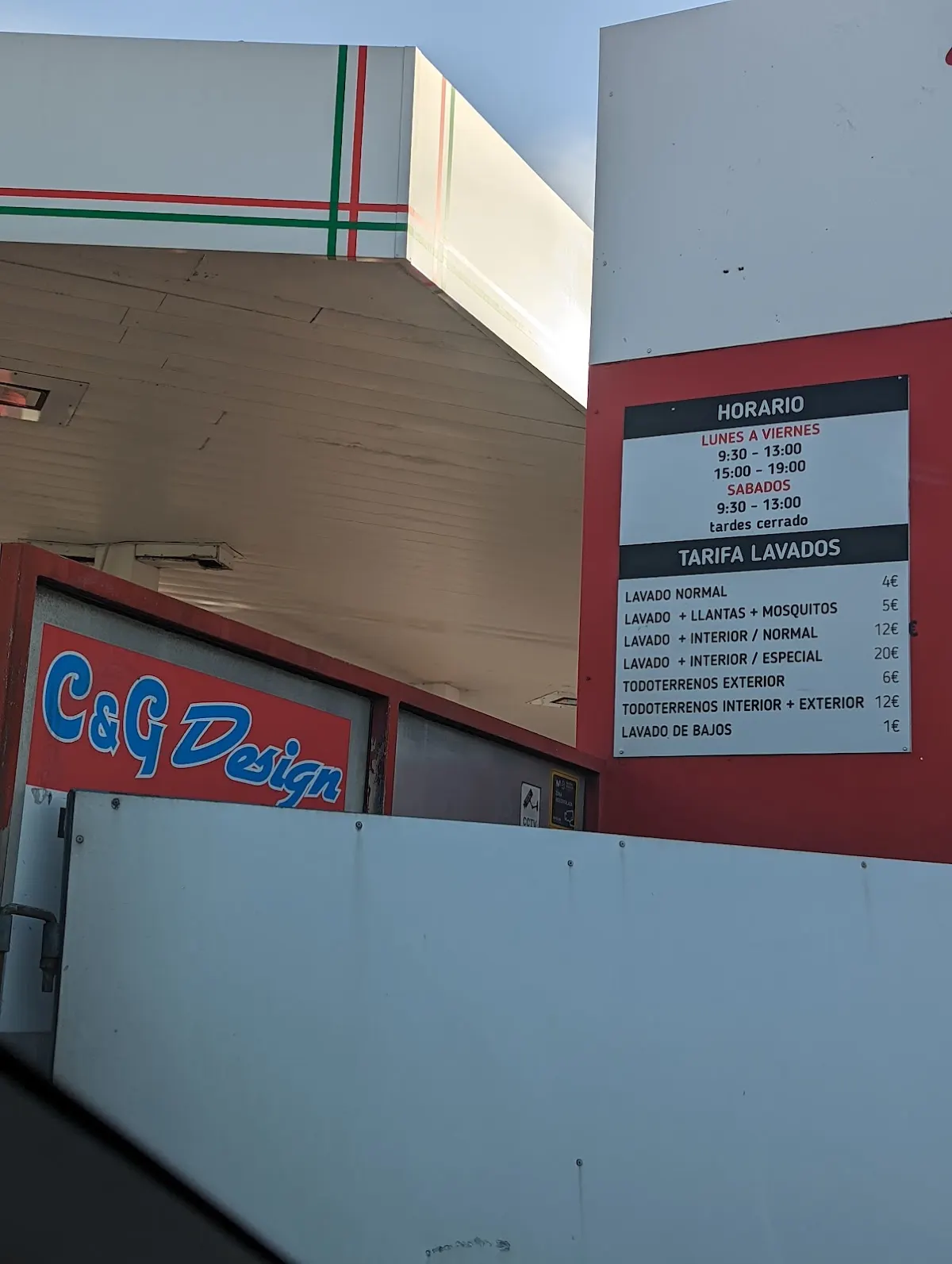 Entrada de C&G Design y cartel con horarios y tarifas de lavado de vehículos.