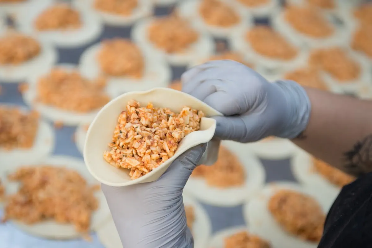 Preparación de una empanada con relleno en Cachito Mío Gourmet