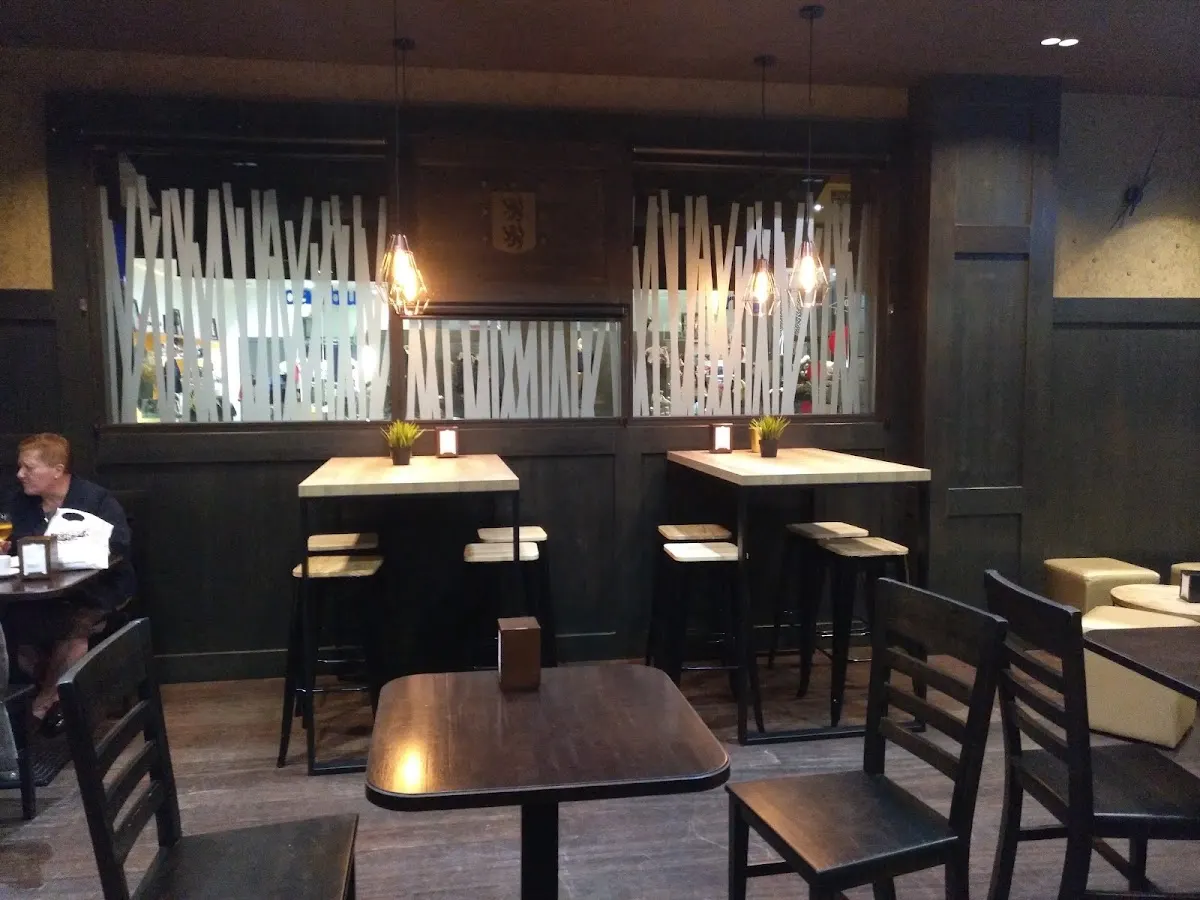 Interior de Cafe & Bar Elorza, con mesas altas y zona de comedor.