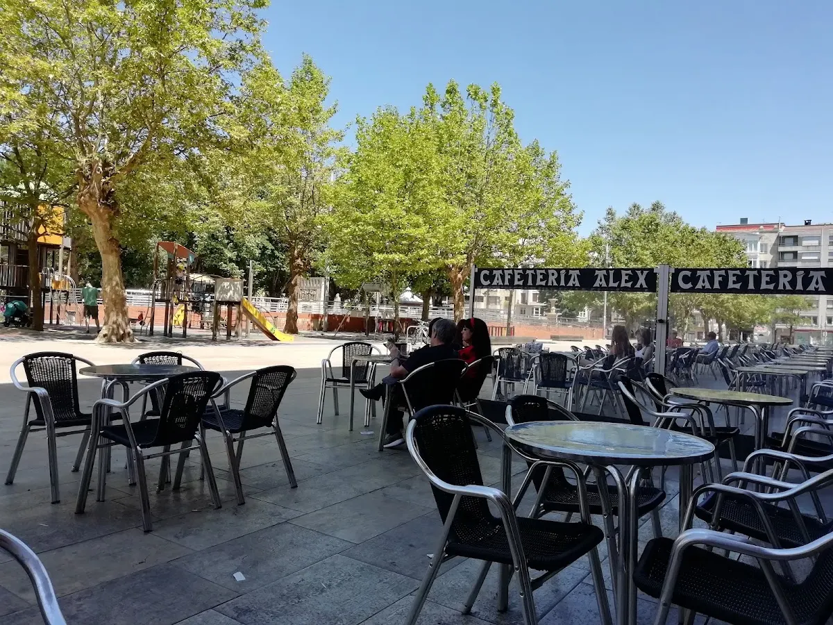 Terraza de Cafetería Álex en la plaza Ezkurdi de Durango