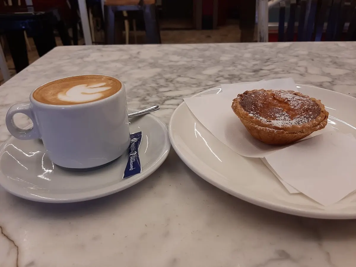 Café con leche y pastel en Cafetería Álex