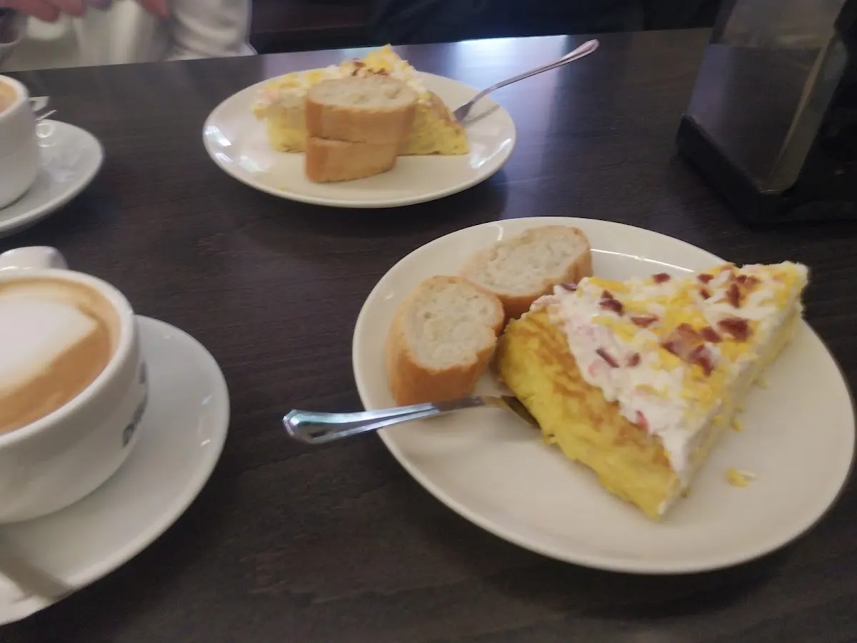 Café y pinchos servidos en Cafetería Álex
