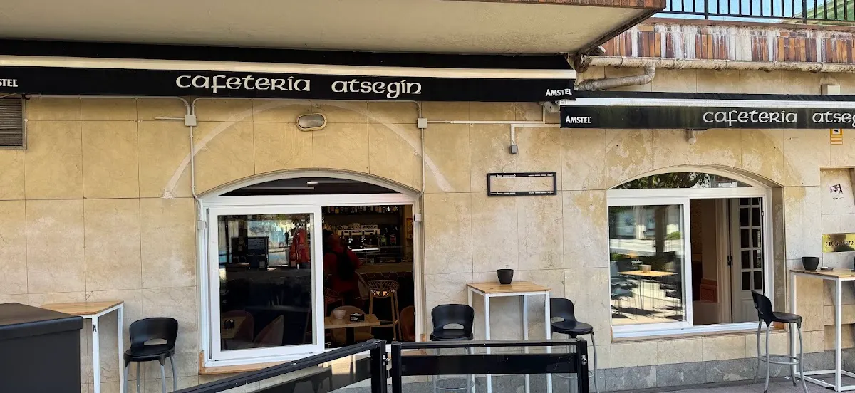 Exterior de la cafetería Atsegin en Traña-Matiena