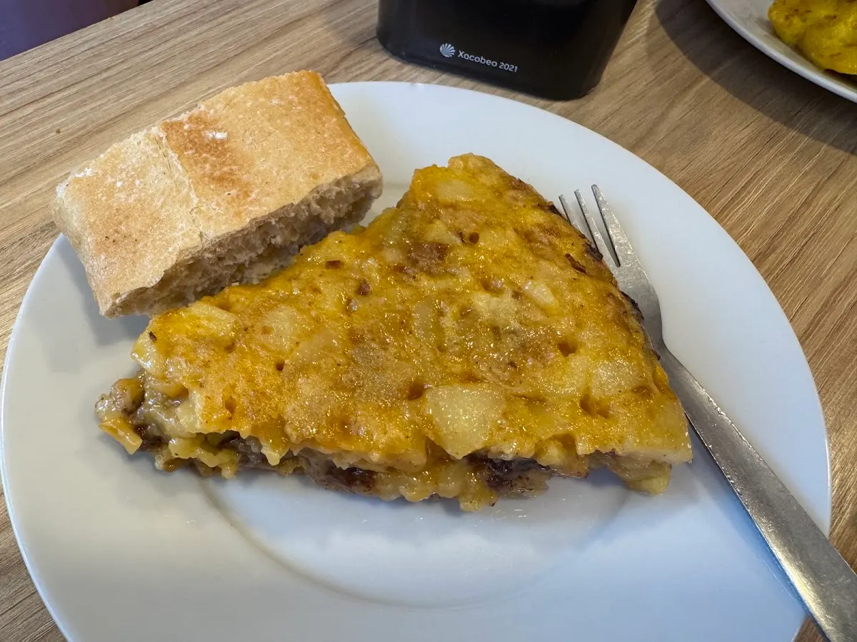 Porción de tortilla de patata con pan en la cafetería Atsegin