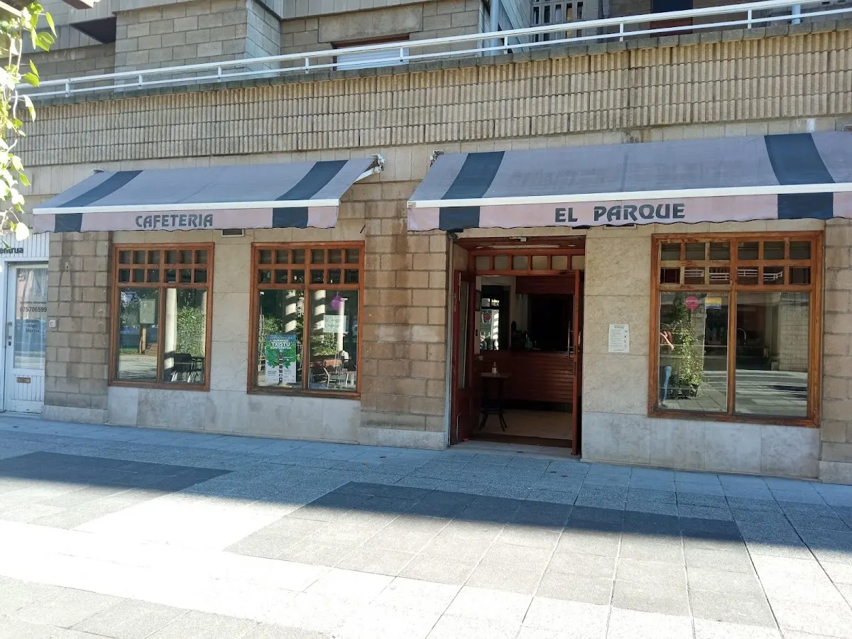 Fachada de la Cafetería El Parque en Durango, con la entrada y los ventanales bajo toldos.